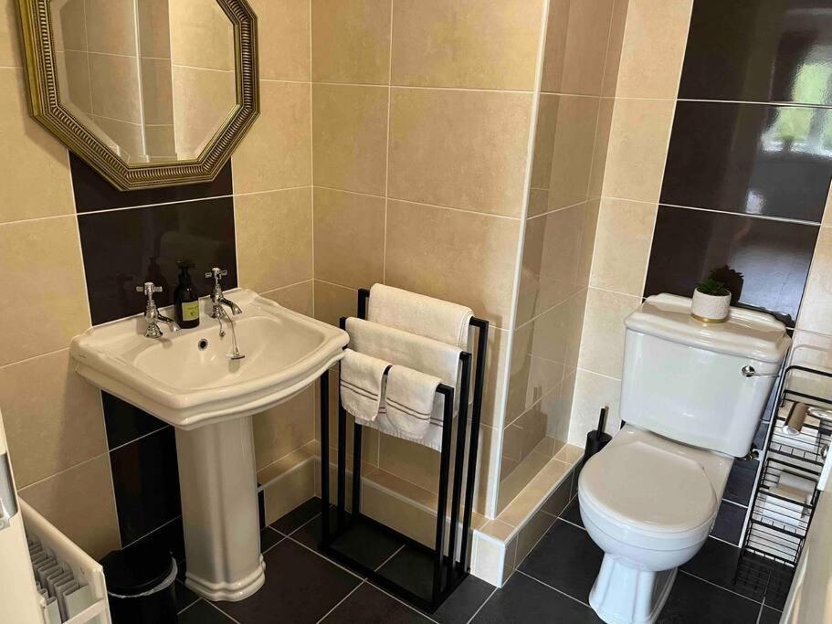 Hillcrest Lodge, Private Apartment On Lough Corrib, Oughterard 戈尔韦 外观 照片